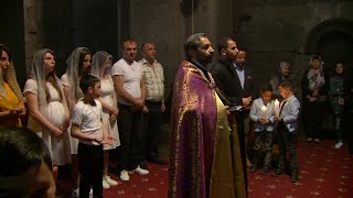 Հադրութցի ընտանիքի մկրտությունն ու նոր կյանքը Ապարանում