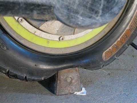 Play the girl's bicycle tires6