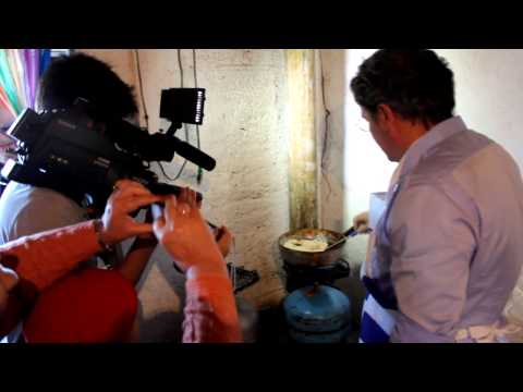 Pedro Bordaberry cocinando torta frita