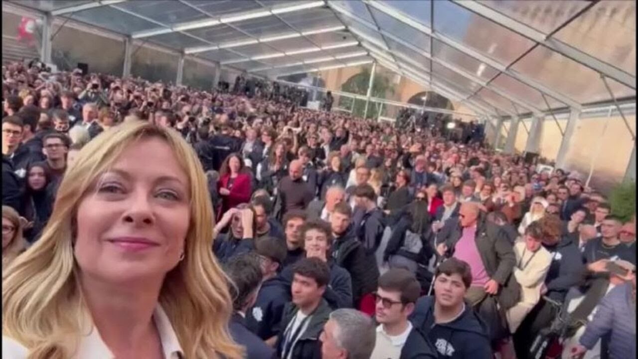Il selfie di Meloni sul palco di Atreju con il pubblico: Ben accompagnata