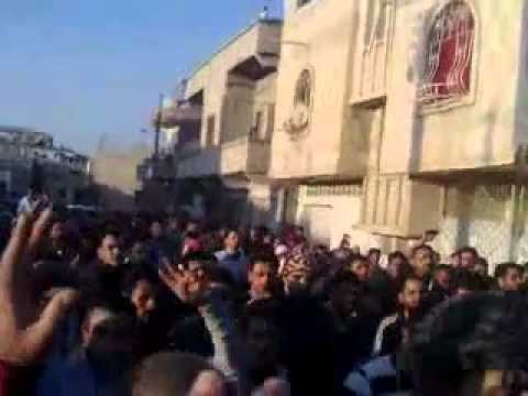 الشيخ مطيع البطين على الأكتاف بساحة الكرامة في مدينة درعا