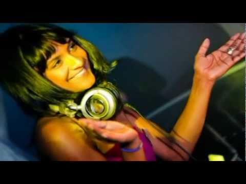 MELANIE MORENA w UNITED (SHOT SLIDES)