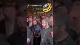✝️ Ամենայն հայոց կաթողիկոսը օդանավակայանից դուրս գալու ճանապարհին օրհնեց հավատացյալներին
