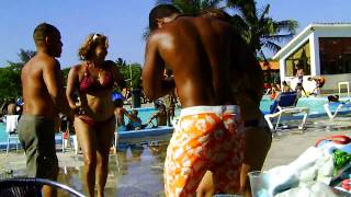 preview picture of video 'Bailando sala en la piscina del Atlantico Santa Maria'