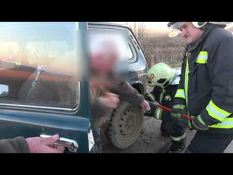 Lada Niva szerelése kalapáccsal, baleset után - 86-os főút, Egyházasrádóc határában