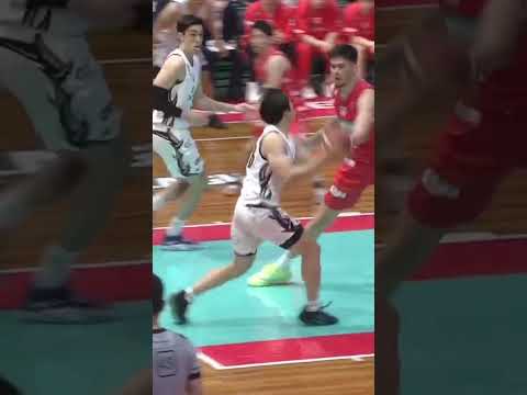 【バスケ】豪快な一撃!息の合った2人によるナイスプレー🤝