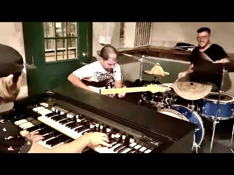 Session musicians let it rip after hours @ Nashville dive bar