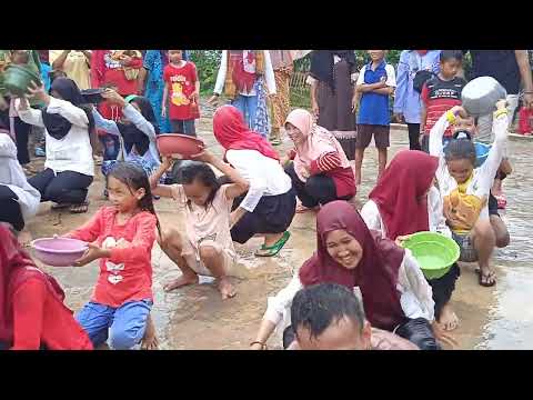 Lomba 17 agustusan kmpung pasir haur desa kadubelang. Banten. (tabur air ke baskom)😁🇮🇩🇮🇩
