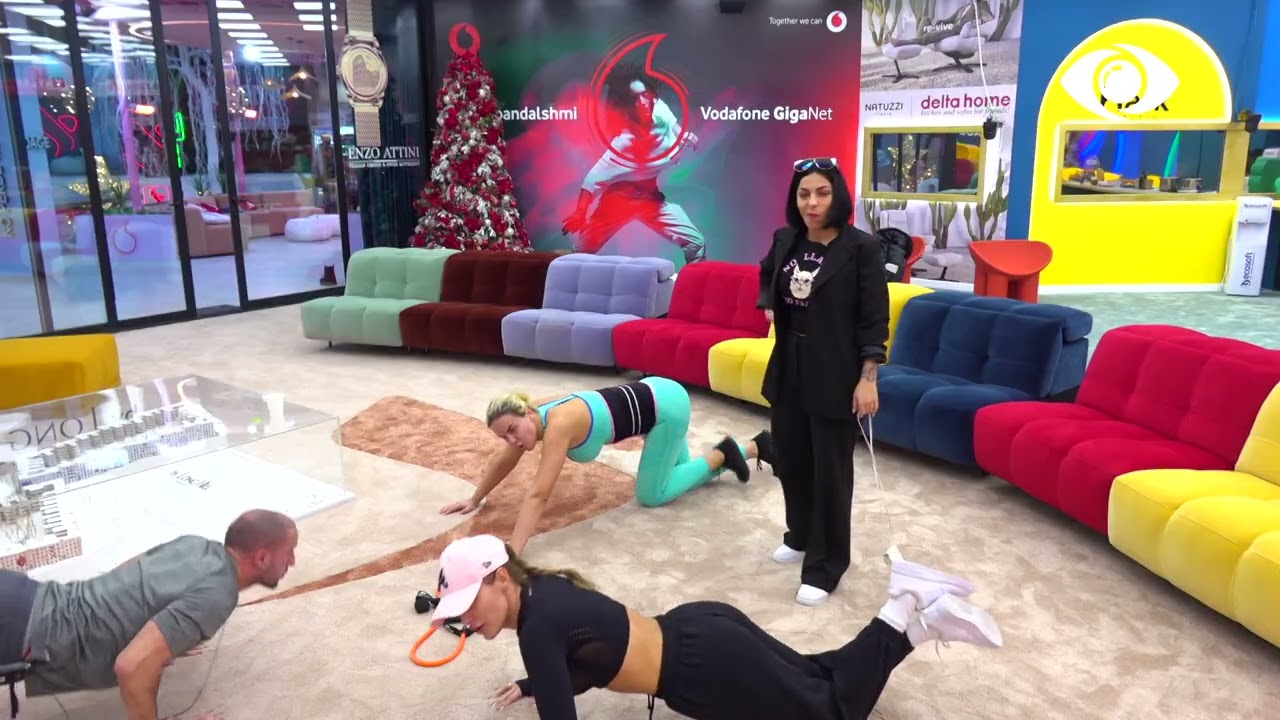 Kristi si instruktor palestre në shtëpi duke udhëzuar Kejvinën, Arianën dhe Mikelën...