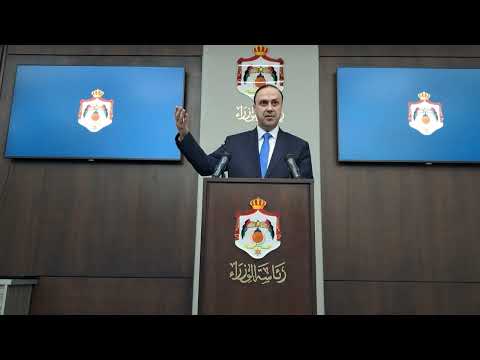 الناطق الرسمي باسم الحكومة الدكتور محمد المومني في مؤتمراً صحفياً في دار رئاسة الوزراء.