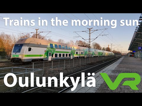 Trens sob o sol da manhã em Oulunkylän rautatieasema | VR Finnish Railways