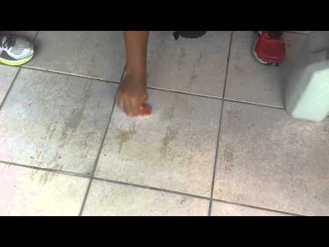 Como limpar pisos com manchas e cola