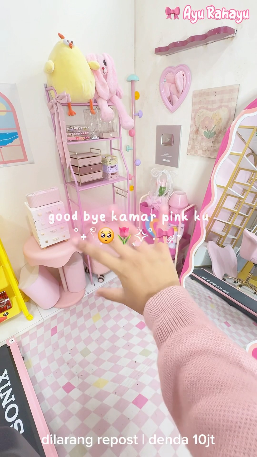Jangan kangen sama kamar pink aku, ya! 🥹💖 Atmosfernya selalu bikin hati berbunga-bunga.