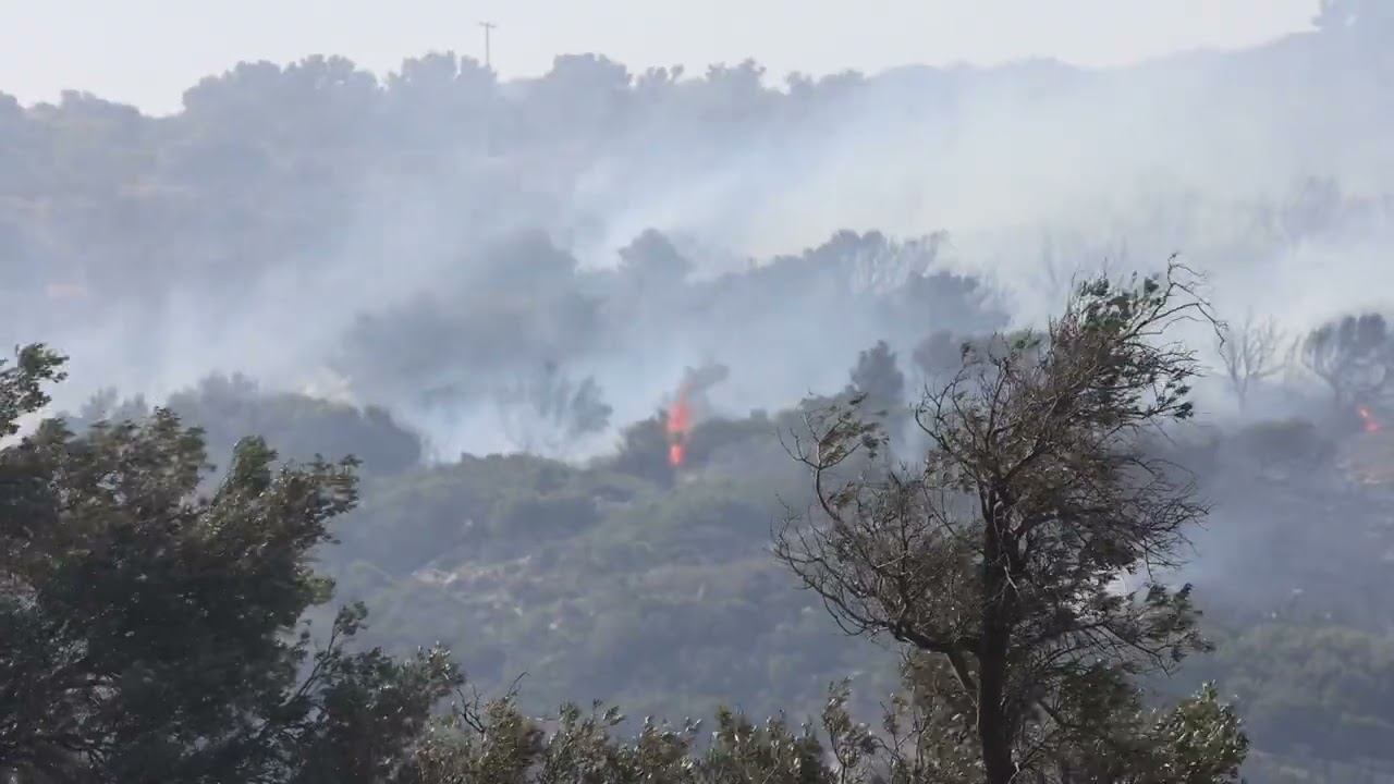 Μανιασμένη η θάλασσα - Θυελλώδεις άνεμοι σφυροκοπούν το νότιο Ρέθυμνο ενώ μαίνεται η πυρκαγιά