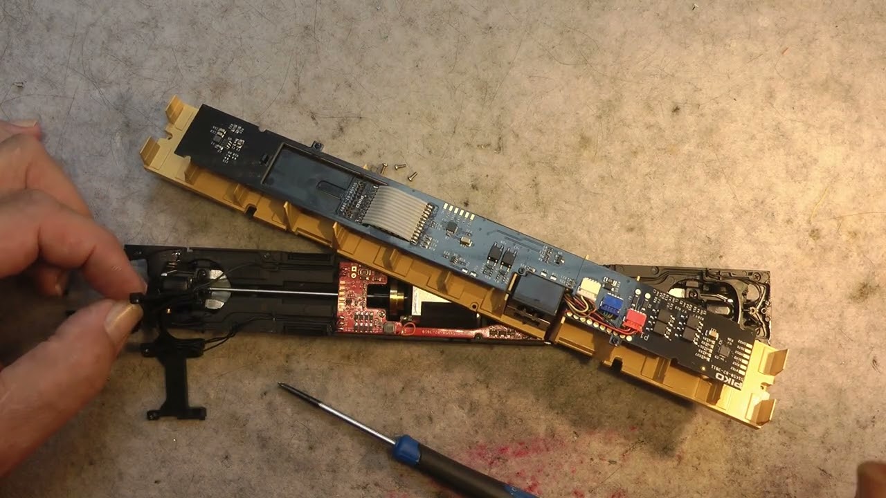 Wolfgangs Märklin Modellbahn  EN 57 PKP Triebwagen Kupplung Ersetzen und Schleifer drann