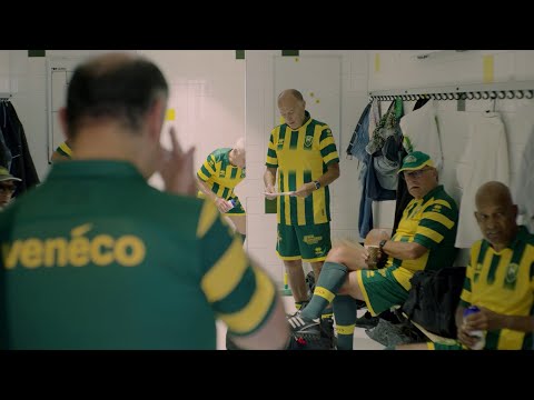 Oud-ADO Den Haag trainer Rob Baan verricht aftrap OldStars toernooi