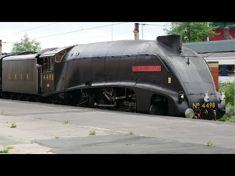 Trains at Crewe - the return of Sir Nigel Gresley!
