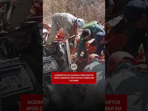 ACIDENTE NA CE-265 deixa três mortos após caminhão com telhas tombar em Catunda