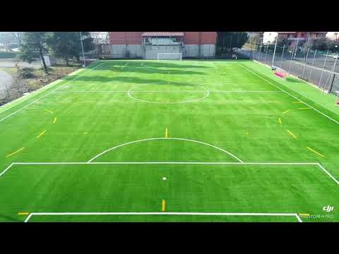 Campo in erba sintetica