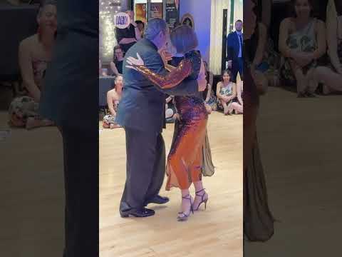 Ricardo Calvo & Sandra Messina milonga to "Estampa de Varón" by Juan D'Arienzo tango performance
