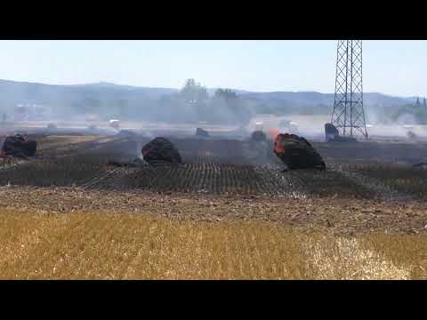 Feuerwehr verhindert Waldbrand: Strohballenpresse setzte Feld und Ballen in Brand