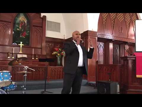 Ozéias Reis: Prostrei-me de Joelhos e Dei Glória