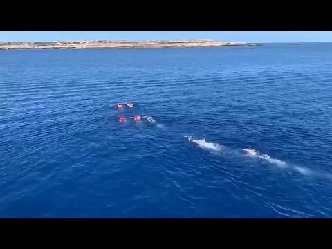 شاهد مهاجرون يهربون سباحة من سفينة الإنقاذ العالقة في إيطاليا …