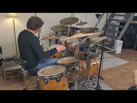 Drumming along the accents and groove and in 'TNT' by Dirty Loops  (part 2)