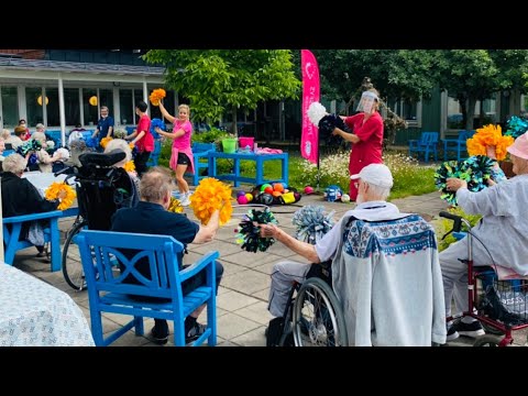 Cheerleading på äldreboenden med Fredagsfys Sverige
