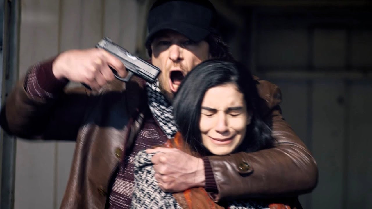 لحظة مصيرية | ضابط يواجه خاطفًا لإنقاذ حياة امرأة على حافة الموت!