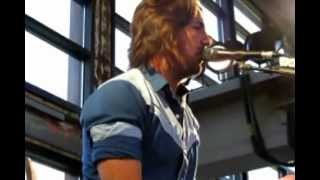 Jake Owen singing &quot; apple pie moonshine&quot;