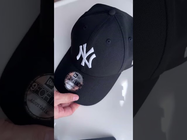 Vídeo relacionado con New Era York Yankees 9forty Adjustable Cap League Essential Stone - One-Size