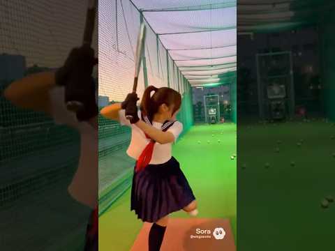 日本の女子高生がバッティングセンターで野球を打ち、カキーンと快音を響かせる。 #uniform