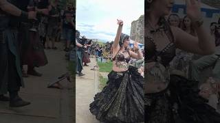 Der Waldschrat mit Tänzerin Eyma in der Burg von Useldingen #folkmusic #bagpipes #drums #folk #music