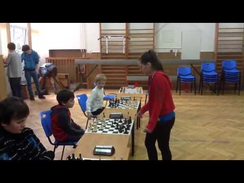 Nela hraje simultánku