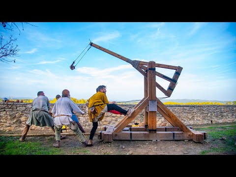 "Pierrier" Trebuchet/ Mangonel in action ! - ACTA - Beaucaire Castle 13th century siege engine