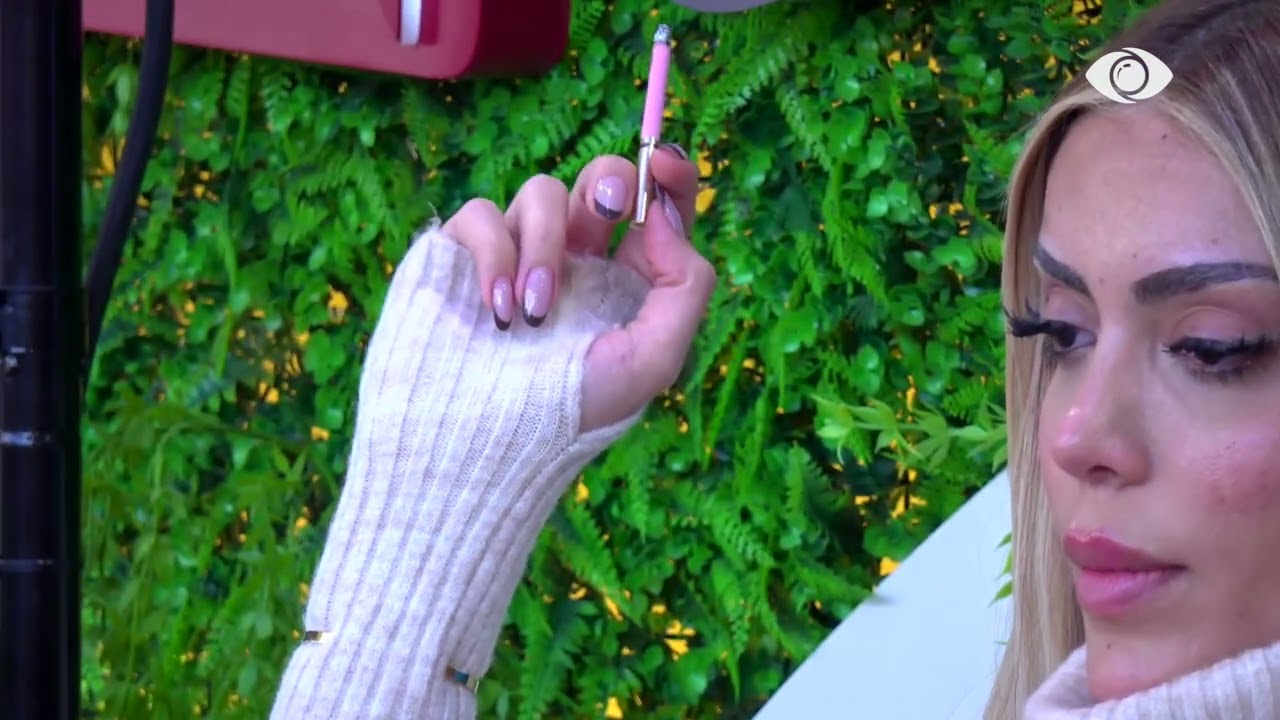 Brikena qëndron e përlotur në oborr