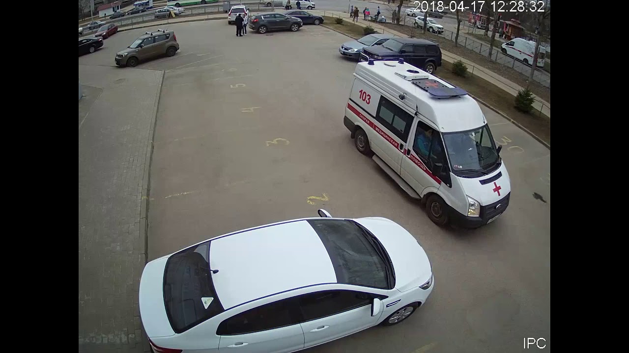 Автоледи задним ходом сбила пешехода