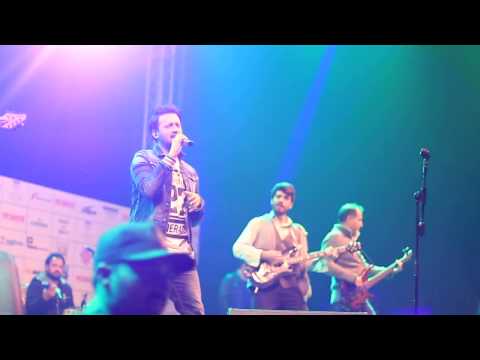 Atif Aslam paying Tribute to Junaid jamshed | Aitbar heart touching Song