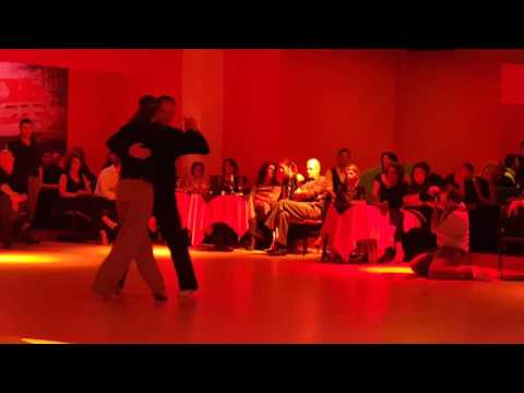 Claudio e Marco ballano la milonga "Cacareando" della Tipica Victor