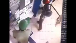 Cidadão rouba arma de bandido