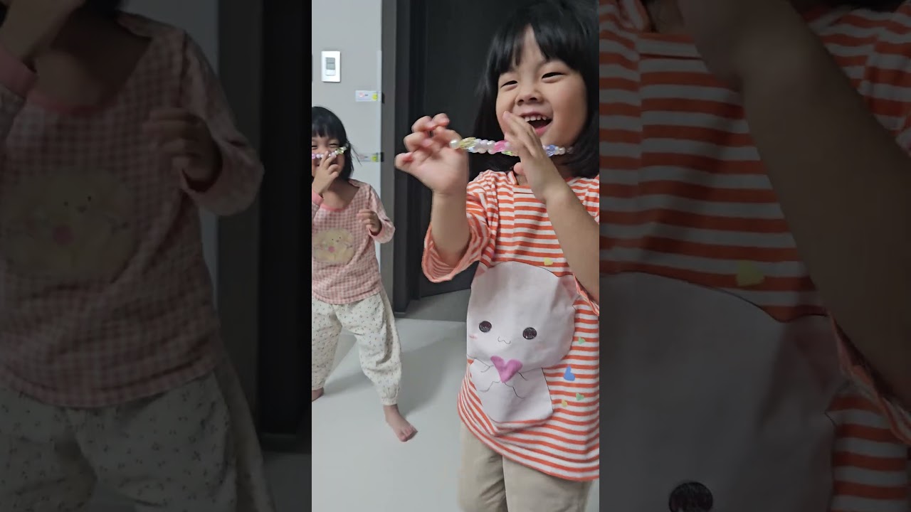 [딸쌍둥이 인생 44개월차] 신난 코걸이들