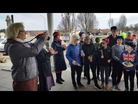 Fasching in Deutsch Goritz - NMS Schüler vor dem Gemeindezentrum in Deutsch Goritz