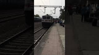 preview picture of video '12238(BEGAMPURA SUPERFAST EXPRESS) Ariving at Pathankot Cant with legendary WAP7'