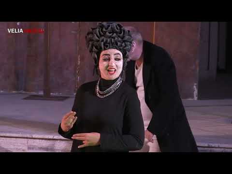 Στιγμιότυπα από την παράσταση Oscae Personae, όπου πραγματοποιείται μια αναβίωση με σύγχρονη ματιά της ατελλανής φάρσας. Η σκηνοθεσία είναι του [[#Maurizio Azzurro [Μαουρίτζιο Ατζούρρο]#]], η δραματουργική επεξεργασία της [[#Roberta Sandias [Ρομπέρτα Σαντίας]#]] και η κατασκευή των μασκών του [[#Giancarlo Santelli [Τζανκάρλο Σαντέλλι]#]].