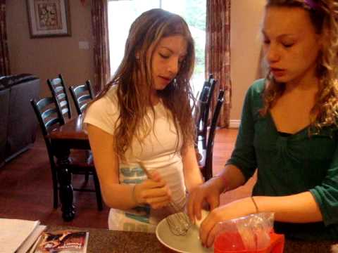 The adventures of Rakel and E.D: lets bake a cake