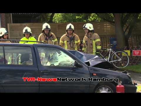 Golf rast gegen LKW - Lebensgefahr