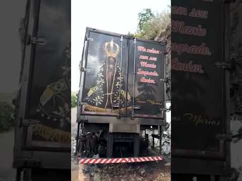 Caminhão pega fogo e imagem de Nossa Senhora Aparecida fica intacta
