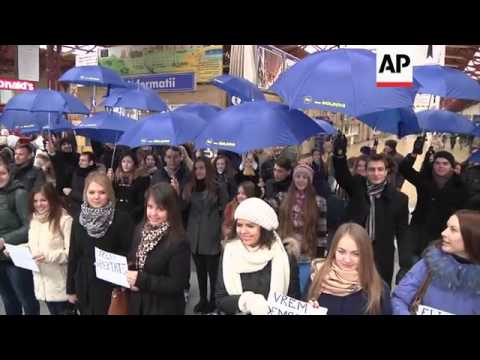 Moldovan students in Romania vote in Moldovan election to decide their European future