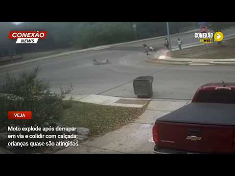 Vídeo: Moto explode após derrapar em via e colidir com calçada; crianças quase são atingidas.